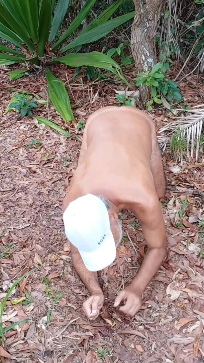 Ladysilvas: Ormanda çıplak ladysilva bir erkeğin ateşli bronzlaşmış götünü sikmesini istiyor