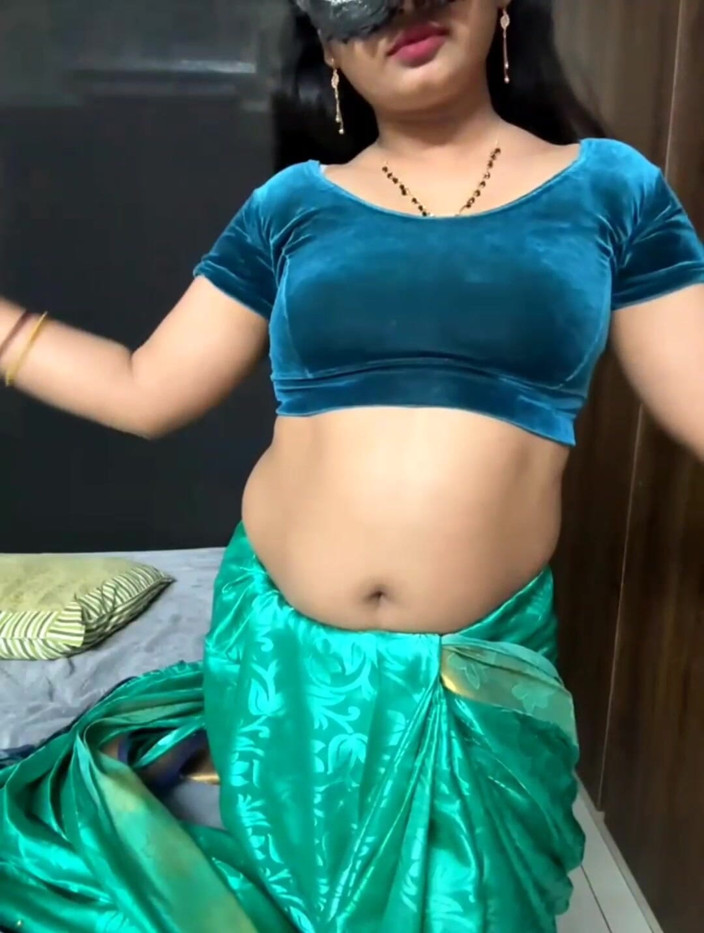 TeluguCouple901: Telugu Desi-vrouw stript en doet de beste pijpbeurt in een...