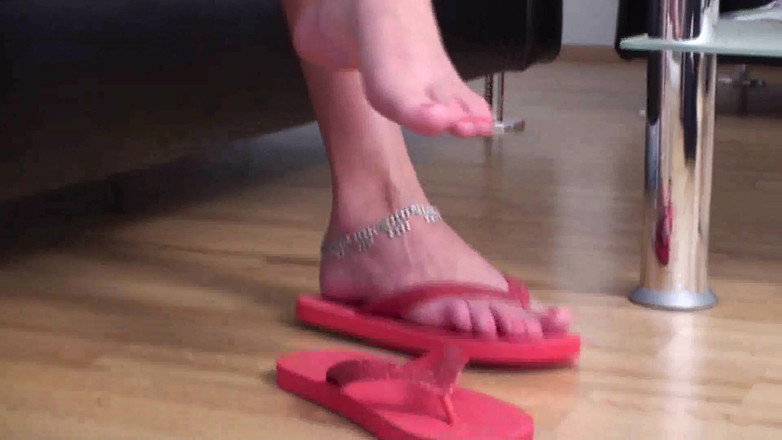 Foot Girls: Infradito rosse a penzoloni in bikini rosso