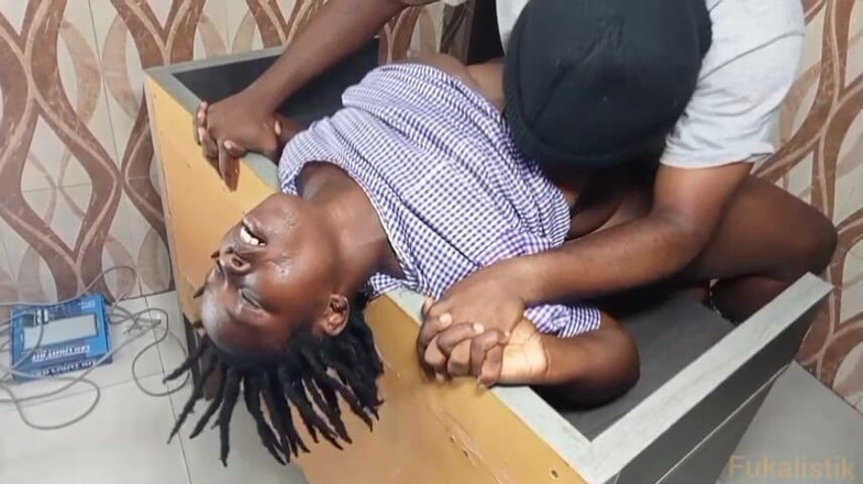 Fukalistik: Dokter clifford digoda dan dientot sama suster di meja depan