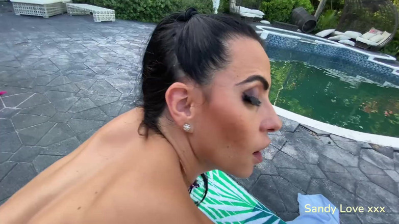 Sandy Love: Creampie khổng lồ tại hồ bơi.