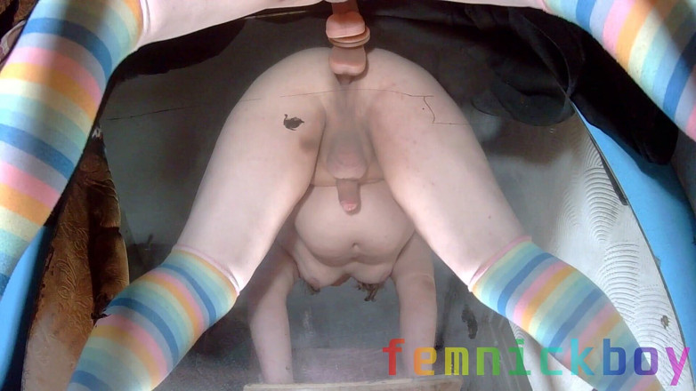 femnickboy: Une grosse tapette femboy joue avec son petit jouet