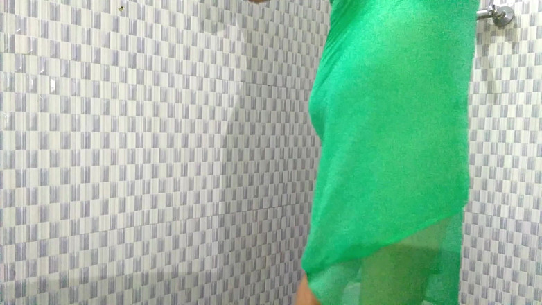 QueenSonali: Stepsonクソステップおばあちゃんに浴室