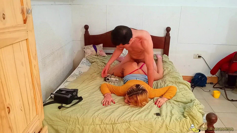 Bananacaseros: พ่อเลี้ยงเย็ดฉันขณะยังใส่เสื้อผ้าอยู่ ตอนแม่เลี้ยงไปทำงาน