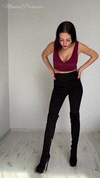 Giantess ściska małych mężczyzn i zjada