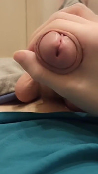 Вночі хлопець вирішив дрочити свій член у ванній і кінчити з солодкою спермою