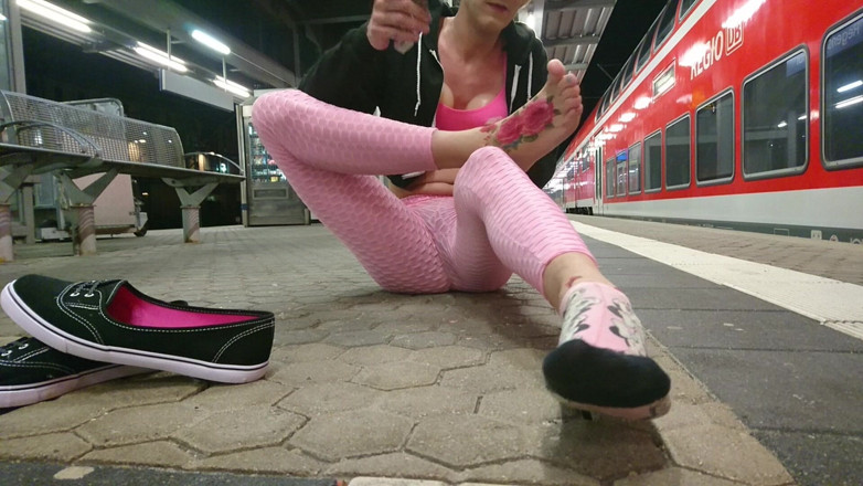 sweetfeet29: Mostrando pies en la estación