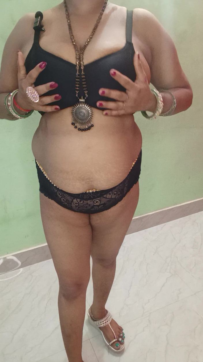 Kavita suman: Indisk BBW Bhabhi dans och sex saree blus klar hindi...
