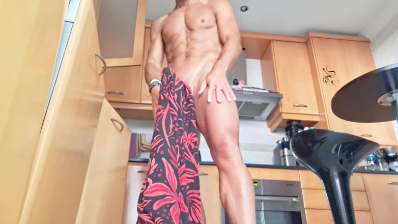 Hotsportfitboy: Cowok sange ini nggak sabar ngocok kontol besarnya sampai crot...