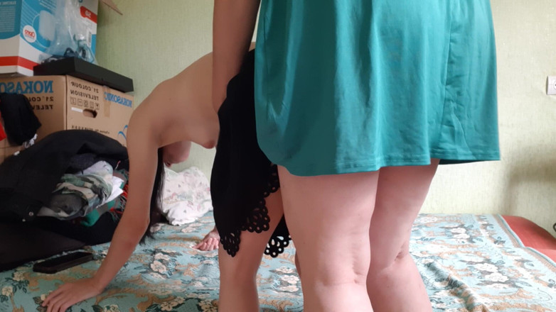 Lesbian-candys: Mama mea vitregă a folosit un vibrator legat pe mine și...