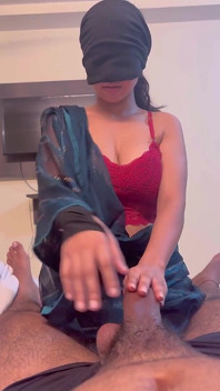 Une Indienne en sari suce très passionnément la grosse bite de son copain