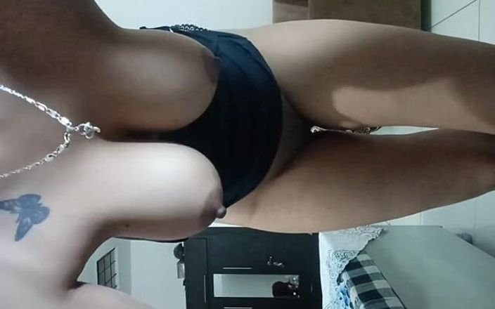 Joe d: Gadis seksi ini lagi pamer pantat bahenolnya