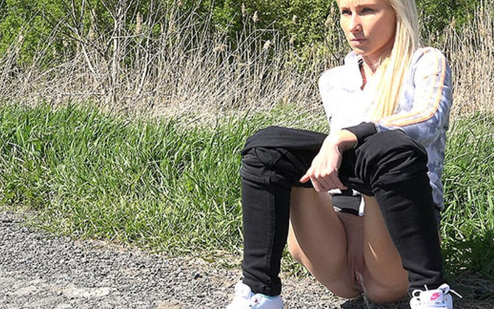 Puffy Network: Ярко-белые насосы От Got2Pee, где девушки приходят к писсингом