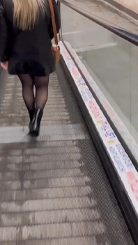 På köpcentret plockar jag upp en blondin och får en klar på parkeringen