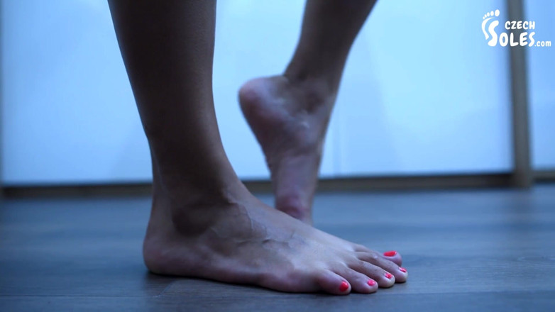 Czech Soles - foot fetish content: Bersenam di rumah hanya dengan kaki terdedah seksi