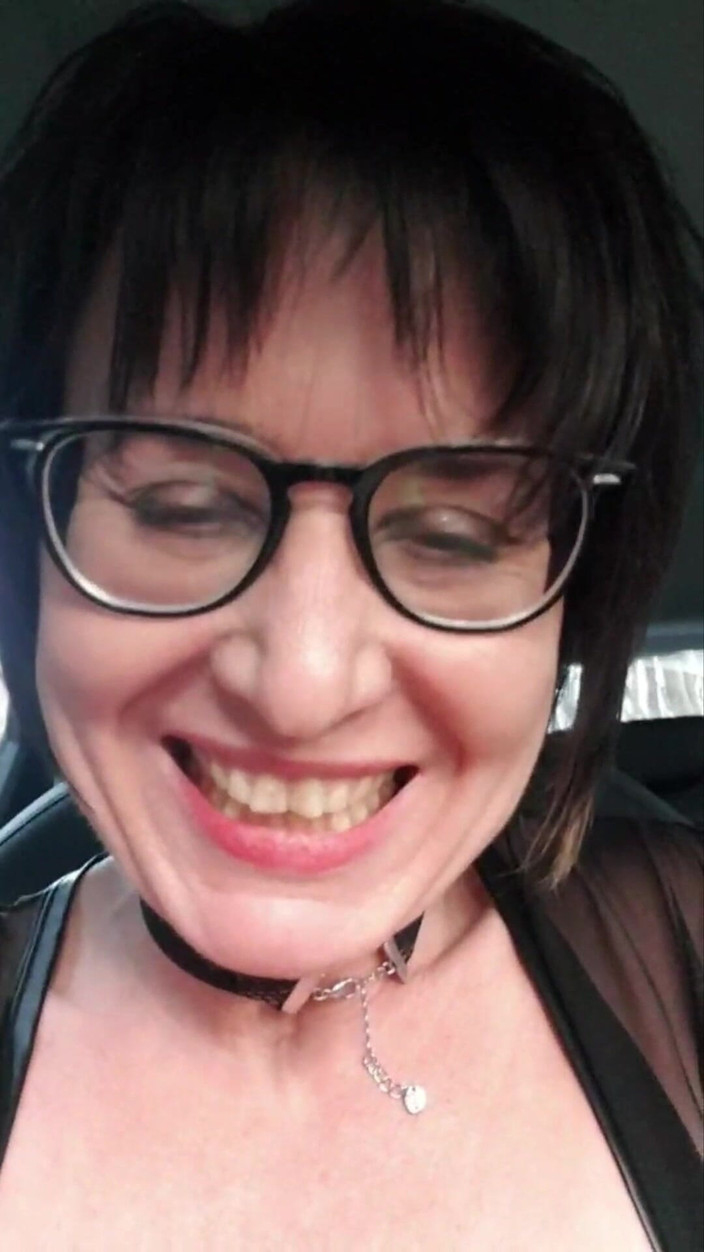 JulieEroticDress: Passeggiata nuda all'aperto con schizzi nella natura