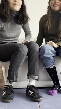 Jugamos a las cosquillas y luego tenemos la lucha de pies