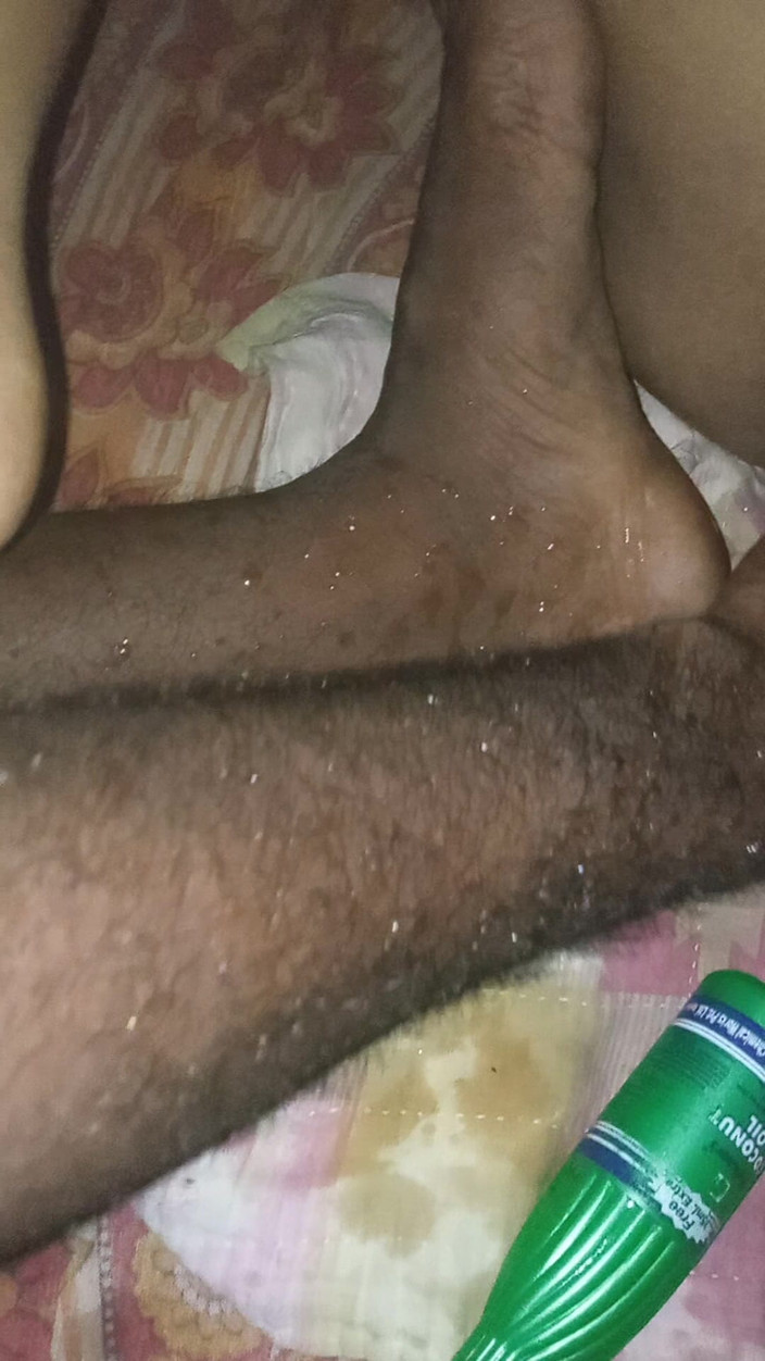 Raja puja: Desi Bengali Boudi of Bhabhi Olie bottal neukpartij. Ze spuit...