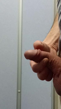 Openbare toiletten pissen, aftrekken, close-up klaarkomen met een spijkerbroek - Rockard Daddy
