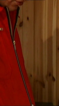 Une belle blonde canon et sexy se fait baiser dans un sauna par une grosse bite bien dure