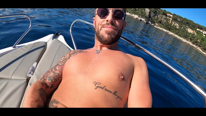 Ridley Dovarez | Gaysight: Mathieu Ferhati让他的大鸡巴在法国里维埃拉的船上得到一些空气