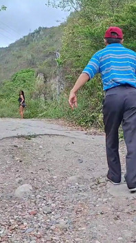 Viejo pervertido se folla a su hijastra tetona en la jungla al aire libre