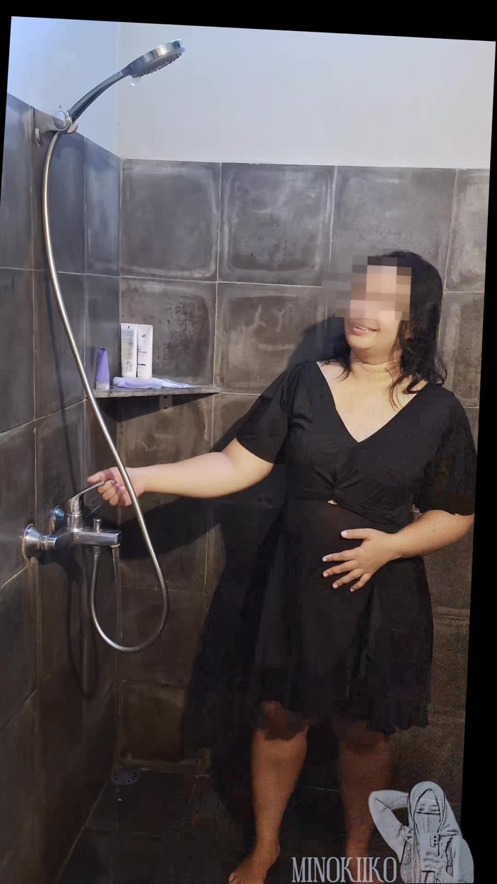 Minokiiko: Asyalı orta yaşlı seksi kadın bali'de yaz tatilinde öğleden sonra duş...