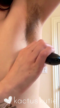 脇腹にふくらんでいる乳首に毛むくじゃらの脇!