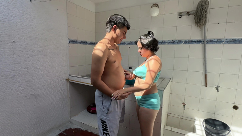 ManuelaAlvarez: 私はセクシーなデカ尻の義妹が庭で毛づくろいをするのを手伝い、その代わりに素敵なフェラチオをして、彼女を激しく犯してしまうことになります