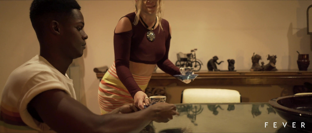 Fever Films: Sarışın seksi yazar büyük siyah yarağı emiyor ve sikiyor
