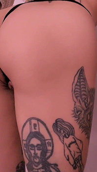 Thong seksi menyembah pantat jalang panas