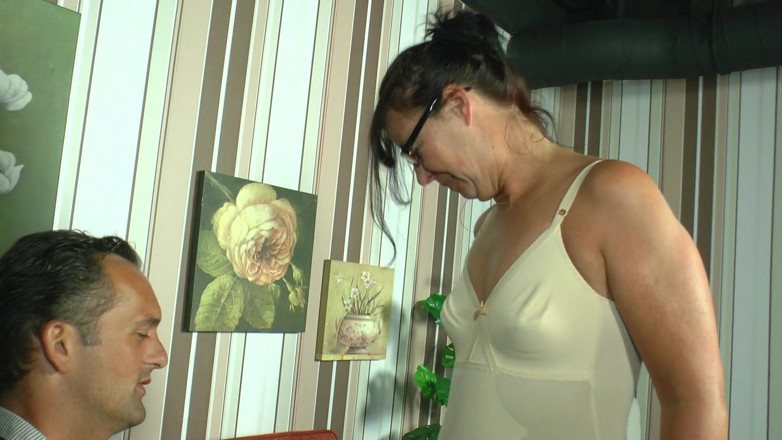 Erotic Club: The Grandma Next Door Is Burning with Desire - the Guy...