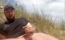 Robs Nudes: Гарячий збуджений бородатий хлопець дрочить і знімає камшот голою на пляжі.
