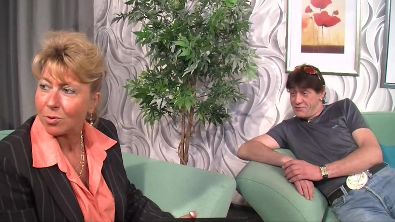 MCG Empire: La bionda riccia e grassa fa schizzare un grosso cazzo...