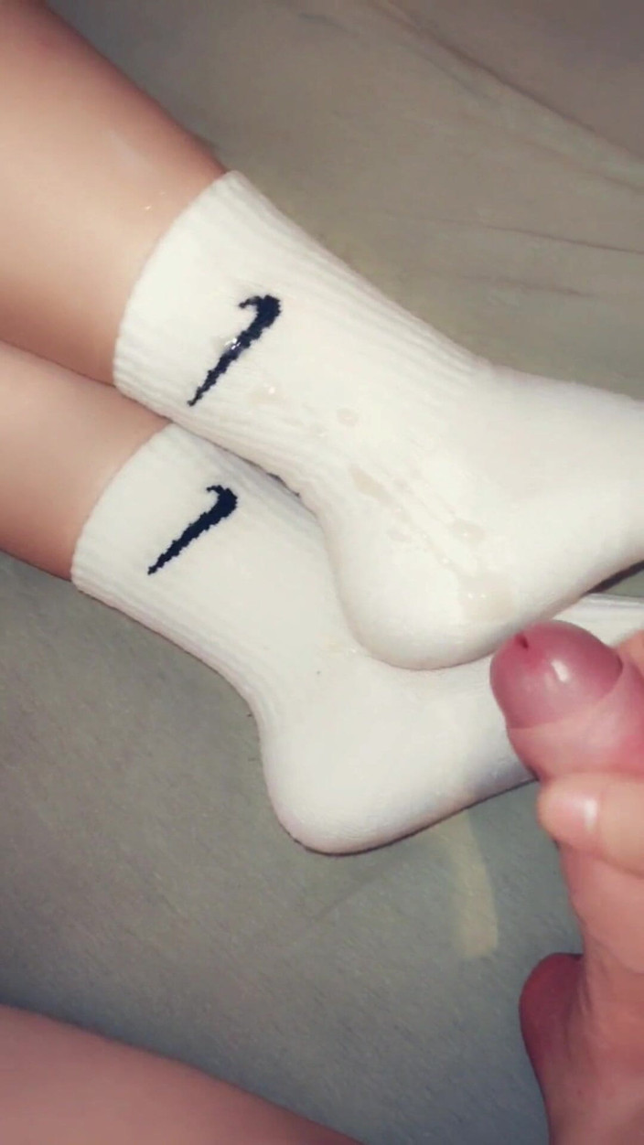 CrazyPhCouple: Footjob W Długich Skarpetkach Nike Spuszcza Się Na Skarpetki POV
