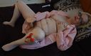 Horny vixen: Cazzo dildo da 11 pollici in calze bianche e grembiule rosa
