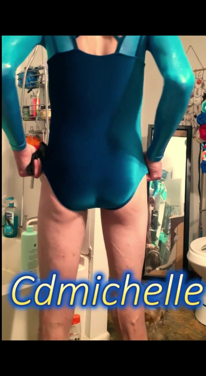 Crossdressers Cd Michelle wearing sexy lingerie: Cdmichelle Colocando calcinha, fio dental preto com vestido branco e...