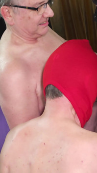 Heiße MILF bekommt von mehreren typen creampie