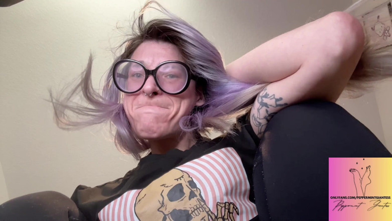 Peppermint Giantess: La gigantessa irrompe nella tua casa domina e takeover