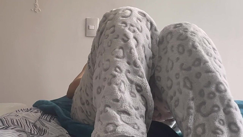 scarlettandc: 我用足部按摩给我妻子的奴隶吹气，让我达到高潮