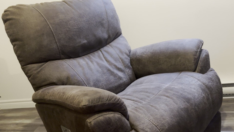 BuckDick: Dara berusia 18 tahun melancap di hadapan TV