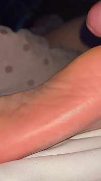 Rakaman dekat pancutan mani pada Tapak Kaki Cantik – Fetish Kaki Amatur