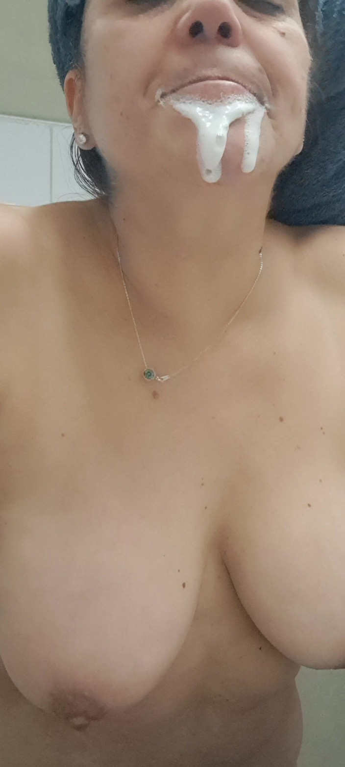 Mommy big hairy pussy: Metterli nel tunnel umido