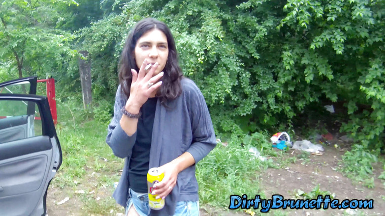 Dirty Brunette: Nadržená manželka kouří a kouří péro venku