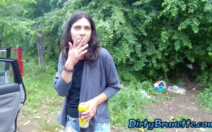 Dirty Brunette: 角質妻blowbangとコック吸い屋外