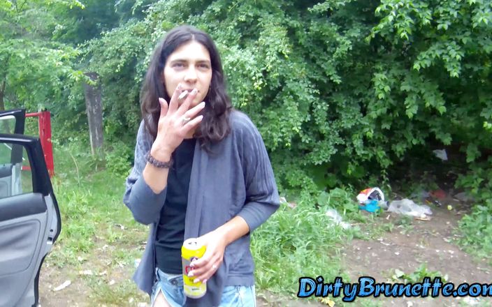 Dirty Brunette: Kåt fru blowbang och kuk suger utomhus