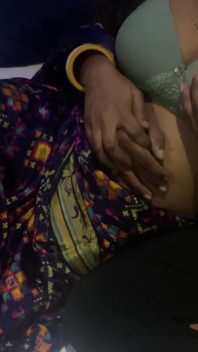 देवर अपनी हॉट भाभी को बहकाता है
