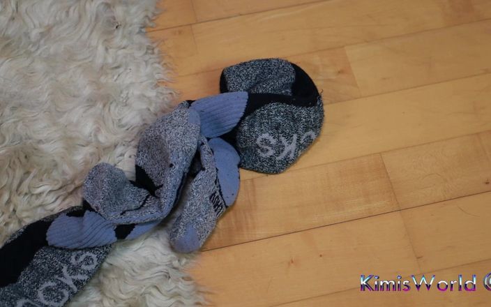 KimisWorld: Bold &amp; unic: șosete de schi transpirate, adidași și blugi negri tachinare