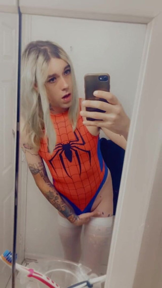 CarmenMelatonin: Sexig spindelflicka vill spela