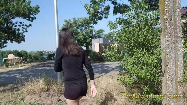 Pee Adventures: Pee trough my short shorts